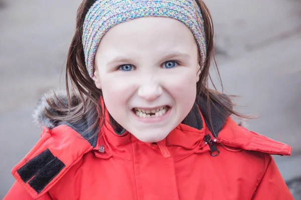 Ragazza che mostra i denti — Foto Stock