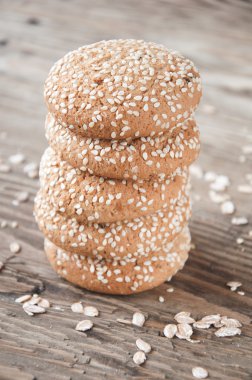 yulaf ezmeli kurabiye ahşap arka plan üzerinde