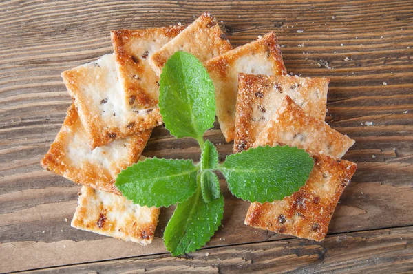 tanımlama bilgileri ve ahşap bir zemin üzerine nane