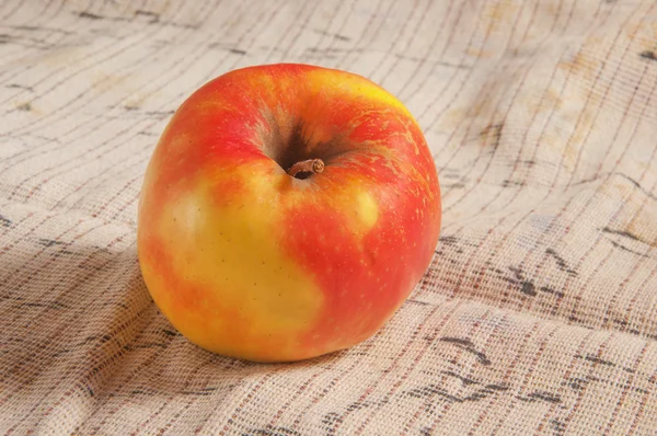 Apfel auf textilem Hintergrund — Stockfoto