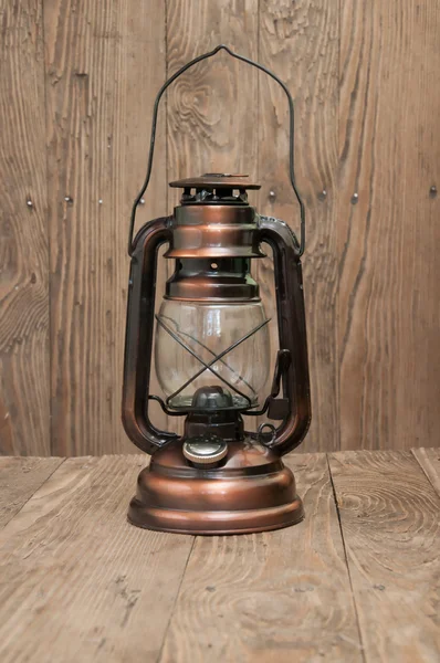 Ahşap arka planda gazyağı lambası