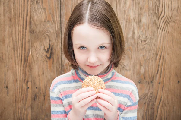 Niña con galletas — Foto de Stock