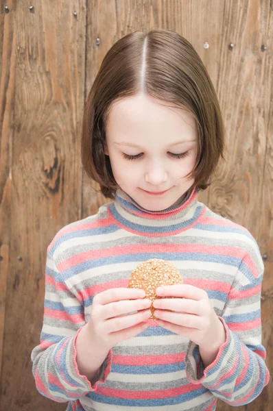 Niña con galletas — Foto de Stock