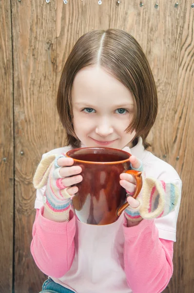 Девушка с чашкой — стоковое фото