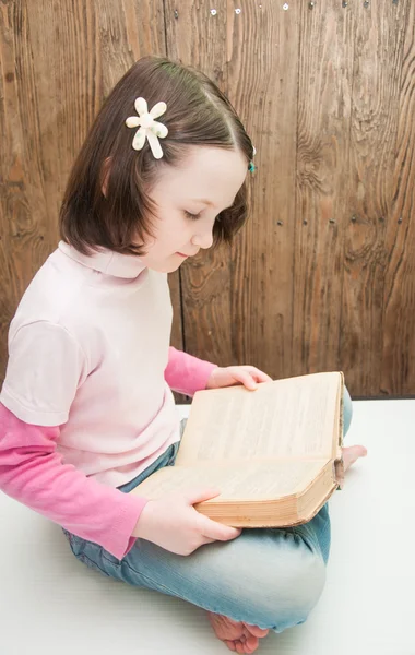 Menina com livro — Fotografia de Stock