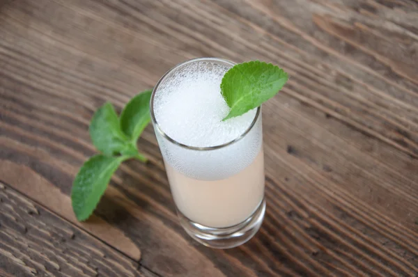 A refreshing drink on a wooden background — 图库照片