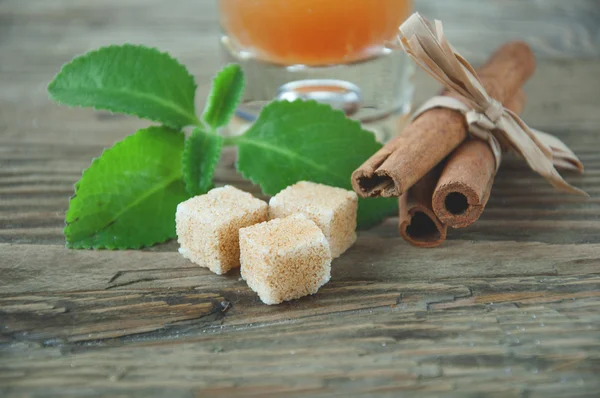 tarçın ve şeker parçaları nane yaprakları 