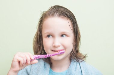 Kız dişlerini fırçalıyor.