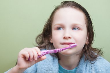 Kız dişlerini fırçalıyor.