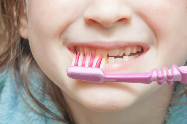 Kız dişlerini fırçalıyor.