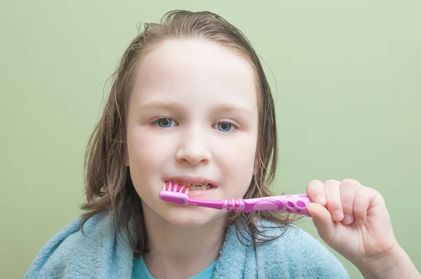 Chica cepillándose los dientes — Foto de Stock