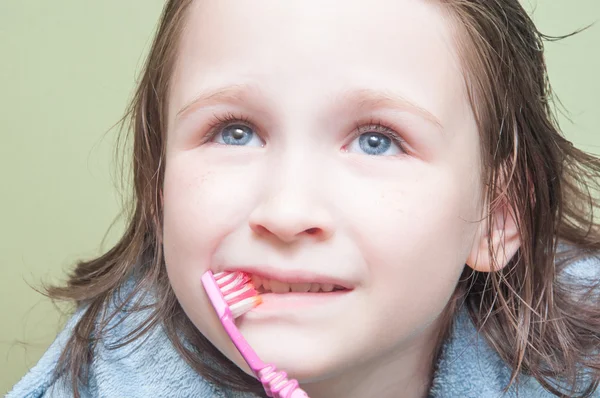 Chica cepillándose los dientes — Foto de Stock