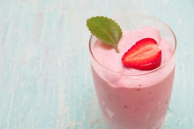 mavi bir arka plan üzerine bir bardak tatlı