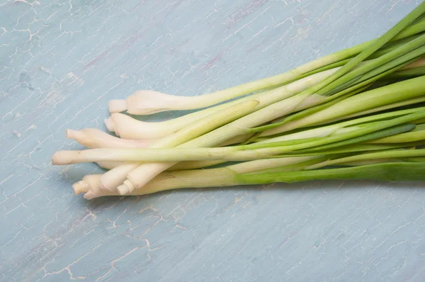 Grüne Zwiebeln auf blauem Hintergrund — Stockfoto