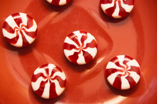  kırmızı daire üzerinde çizgili şeker