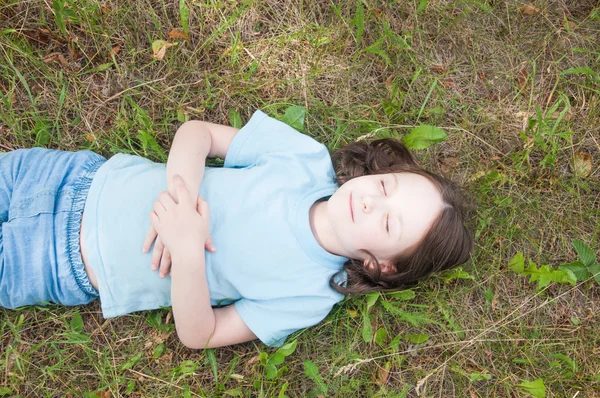 Meisje liggend op het gras — Stockfoto