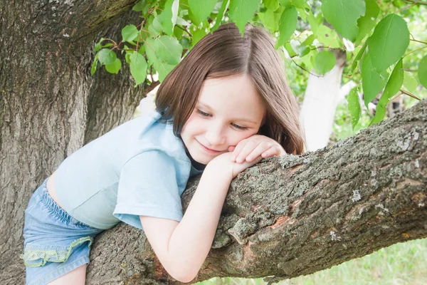 Chica en el árbol — Foto de Stock