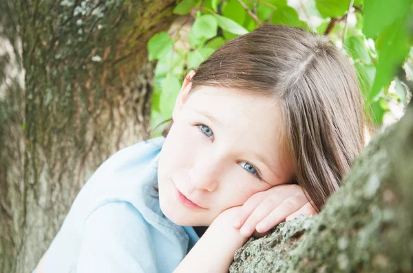 Meisje op de boom — Stockfoto