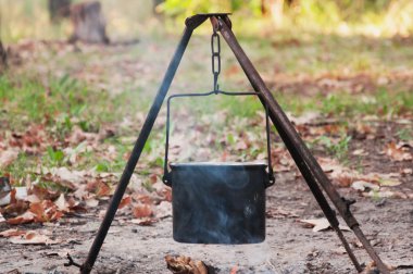 Ateşte yemek pişirmek.