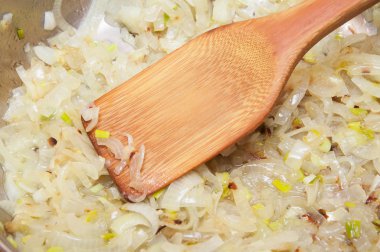 tahta bir spatula ile kızarmış soğan