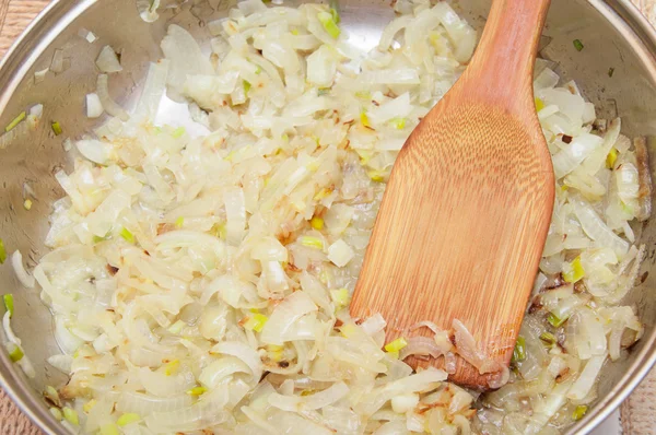 tahta bir spatula ile kızarmış soğan