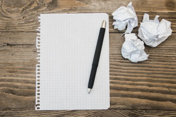 alıştırma kitabı ve kalem masada