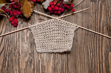 bej renkli örgü ve çilek