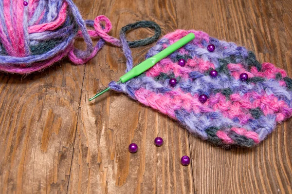 Boule multicolore de fils et tricot — Photo