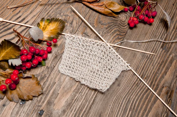 bej renkli örgü ve çilek