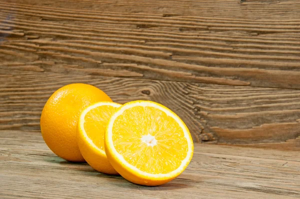 Naranjas sobre fondo de madera — Foto de Stock