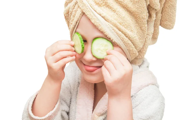 Una chica con una bata de baño con una toalla en la cabeza aislada — Foto de Stock