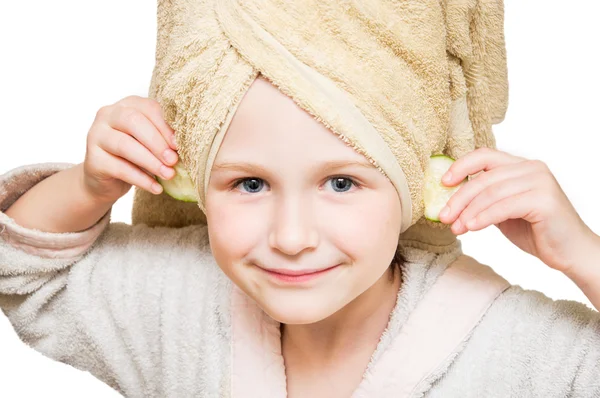 Una chica con una bata de baño con una toalla en la cabeza aislada — Foto de Stock