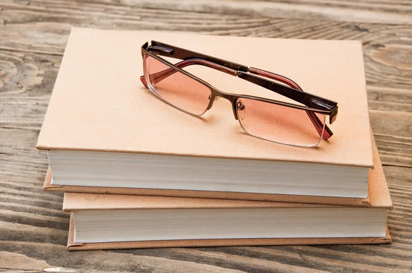 Dwie książki i okulary — Zdjęcie stockowe