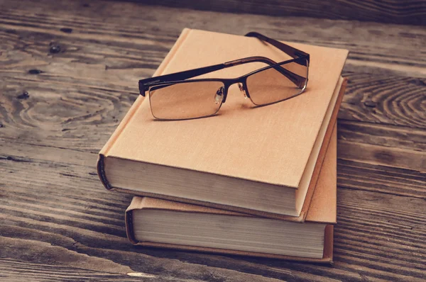 iki kitap ve gözlük
