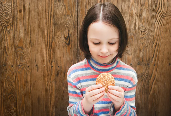 Niña con galletas — Foto de Stock