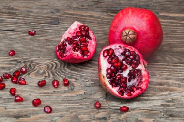 Ahşap zemin üzerine nar