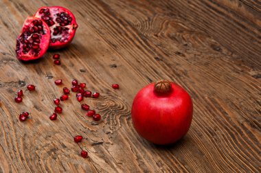 Ahşap zemin üzerine nar