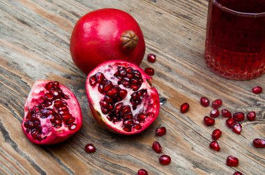 Ahşap zemin üzerine nar