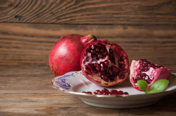 Ahşap zemin üzerine nar