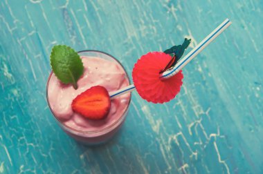 mavi bir arka plan üzerine bir bardak kokteyl