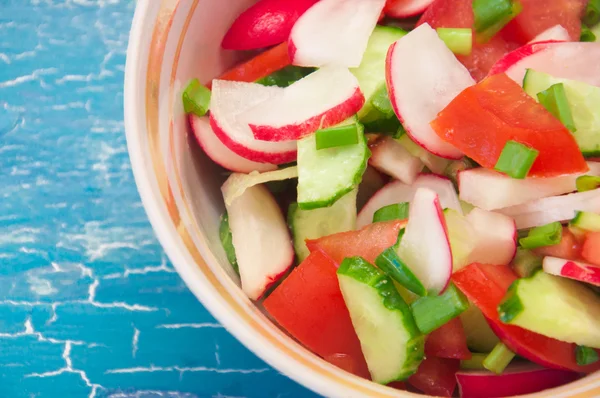 mavi bir arka plan üzerinde sebze salatası