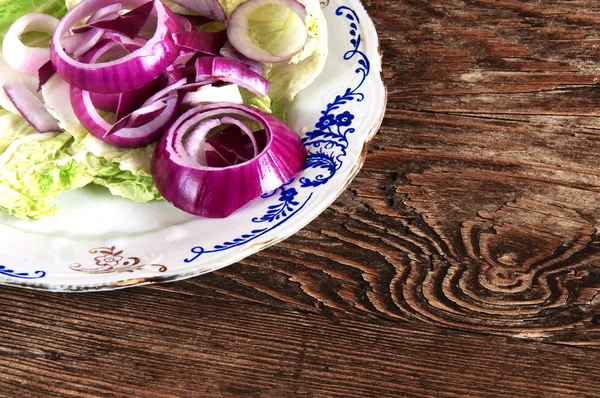 Fejes saláta és a hagymát, a lemez — Stock Fotó