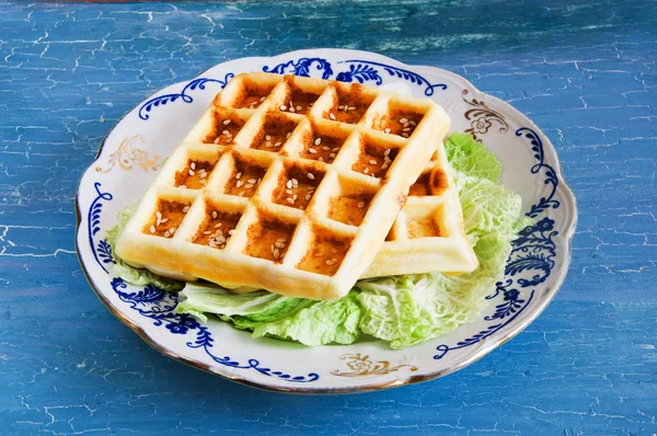 Waffles belgas em uma chapa — Fotografia de Stock