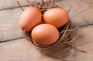 iş parçacığının bir yuvada üç yumurta