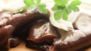 Karaciğer ve soğanı kapat.