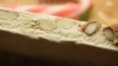 Torrone ve zencefilli çöreğe yaklaş..
