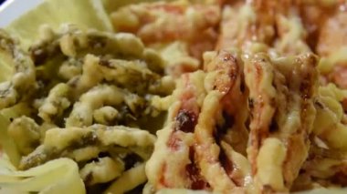 Kızarmış sebzelere yaklaş.