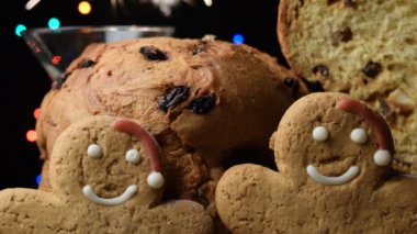 Panettone ve zencefilli çöreğe yakın durun..