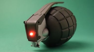 Oyuncak el bombasını kapat.