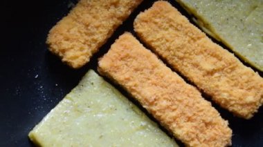 Balık kroketlerini polenta ile kapat.